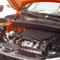 Čemu služi poklopac na motoru automobila?