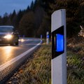 Vozači ih često i ne primete: Evo čemu služe plavi reflektori pored puta i zašto su važni