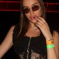 Ćolina ćerka gori u čipkanom korsetu: Lara pratila koncert iz VIP lože, zavodljivo pozira u šortsu, mreže gore