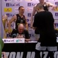 Ludnica na konferenciji Igrači Partizana prekinuli Obradovićevo izlaganje, polivali ga, a onda je stigao i predsednik…