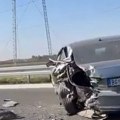 Snimak teškog karambola na auto-putu na Novom Beogradu: Škodi odvaljen deo, drugi auto se zabio u bankinu