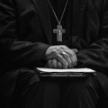 "Mafijaš" u mantiji: Sveštenik na Siciliji uhapšen zbog iznude novca za sahranu
