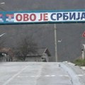 Kurtijeva "specijalna" operacija protiv zastava i panoa: Policija upala u Sočanicu - skinuli natpis, pa ga bacili u oklopno…