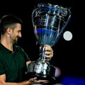 Đoković podigao pehar pred alkarazov meč: Novak đuskao, pa izašao na teren, predsednik ATP-a mu predao trofej za veliki…