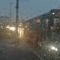 Reka u autobusu na liniji 20: Strašan snimak poplavljenog vozila, putnici stoje u vodi do članaka