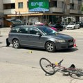 Жена покушала да пређе улицу у центру Лесковца док је на семафору било црвено светло, ударила у хаубу аутомобила