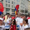 UEFA oduševljena srpskim kolom: Objavili snimak navijača Orlova, uz šajkače i zastave uživaju u centru MInhena