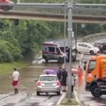 Viri samo krov automobila: Totalni kolaps na Petlovom brdu, vozila zaglavljena u vodi: Stigli vatrogasci i Hitna pomoć (video)