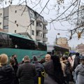 VIDEO Pogledajte kako je policija sklonila studente FON-a i sačuvala autobus koji je pošao na miting SNS-a