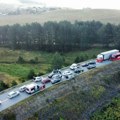 Nesreća na Zlatiboru: Kombi sleteo, automobil uništen – saobraćaj u prekidu