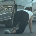 Uznemirujući snimci miljane Kulić! Pada po ulici, drži se za glavu, otac je pridržava: Prvi kadrovi nakon što je napustila…