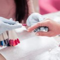 Gel lak pod lupom nauke: Kako nas plastika polako uništava, a svuda je oko nas