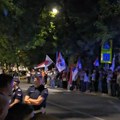 Ispred SNS-a u Kruševcu suprotstavljeni građani jedni naspram drugih, nije bilo incidenata