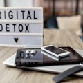 Digitalni detoks pred spavanje: Zašto je važno i kako da ga sprovedete?