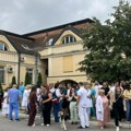 Protesti u Srbiji: Skup podrške medicinskom tehničaru ispred KCV u Novom Sadu