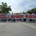 Protest medicinskih radnika ispred KC Vojvodina zbog policijske brutalnosti