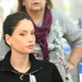 Mirka Vasiljević u uskim helankama, ne skida osmeh sa lica: Glumica objavila snimak sa probe, drži kolegu za ruku i blista