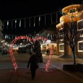 Стигао новогодишњи декор: Лозница спремна за најлуђу ноћ