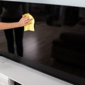 Zaboravite na sredstvo za čišćenje stakla: Evo kako pravilno i bezbedno očistiti TV ekran