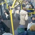 (Uznemirujući video) Saobraćajni znak umalo pobio putnike u autobusu