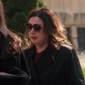 Miljana Kecmanović u pratnji advokata stigla na suđenje: Ispred zgrade suda i roditelji ubijene dece