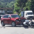 Saobraćajna nezgoda u Prijepolju: Sudar audija i policijskog motocikla, povređen policajac