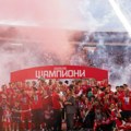 (Foto) Crvena zvezda proslavila titulu šampiona Srbije: Fudbalerima uručeni trofej i medalje