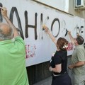 ВИДЕО Грађани уклонили графите мржње упућене професорки Марији Васић
