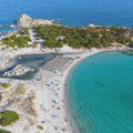 Na čuvenoj plaži su zabranili suncobrane i turisti su besni: "Znači moram da povedem dedu ili da iznajmim dete?"