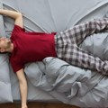Dovoljno je samo 2 sekunde da biste mirno spavali po najvećoj vrućini: Jednostavna promena koja provereno radi