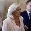 Le Pen može da se kandiduje na izborima, ali mora da nosi nanogvicu