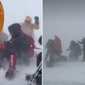 Potresan snimak sa Elbrusa: Pogledajte kroz kakav pakao prolaze spasioci da bi izvukli tela planinara (Video)