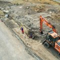 Izmeštanje šahtova pa formiranje novih saobraćajnica: Dokle su stigli radovi na izgradnji kružnog toka kod Majšanskog mosta?…