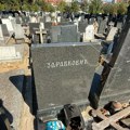 Grob legendarnog pevača potpuno zapušten, prazna kesa bačena pored! Brat mu je bio najveća zvezda