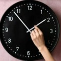 Ovog vikenda pomeramo sat: Spavaćemo duže, ali stiže promena koja se mnogima neće dopasti
