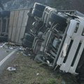 Drama na putu Čačak-Kraljevo: Šleper sleteo sa kolovoza, meštani traktorima izvlače grdosiju!