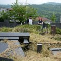 Potresne slike srpskih grobova u južnoj Kosovskoj Mitrovici koje su malobrojni Srbi obišli na Zadušnice