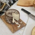 Kozji sir u hrastovoj kori sa čubrom obožavaju Francuzi, a koriste ga i kao pomoć pri težim oboljenjima