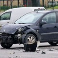 Tri osobe povređene u saobraćajnoj nezgodi u Čačku: Automobili smrskani