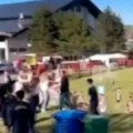 Pogledajte snimak divljačke tuče roditelja na Zlatiboru: Rusi dali gol, Crnogorci ih provocirali, pa nastao haos (video)