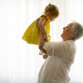 Nauka objasnila zašto bake više vole unuke nego svoju decu