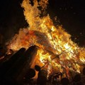 FOTO, VIDEO: U Zrenjaninu u tišini goreo "badnjak slobode" - podrška studentima u blokadi