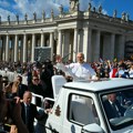 Uživo oči sveta uprte u Vatikan Počinje inauguraciona misa pape Lava, desetine hiljada vernika u Vatikanu: Tu su Zelenski i…