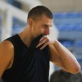 VIDEO Jokić snimljen na neobičnoj lokaciji u Srbiji: Ovo je radio i prošle godine sa bratom, a svi nagađaju šta je u flašici…