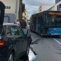 Direktan sudar autobusa i automobila u Jovana Subotića, više povređenih