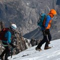 Mogli su samo da gledaju kako se survava niz ledenu padinu, sve zabeleženo kamerom: Poginuo planinar (31) dok je pokušavao da…