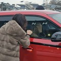 (Video) "Otvori mi vrata, otvori mi vrata!" Skandal na aerodromu, Kaji Ostojić muž neće da otvori vrata, krije se ispod…
