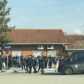 DRAMA U NIŠKOM NASELJU BRZI BROD: Mladići polili autobus farbom, policija opkolila centar naselja [VIDEO]