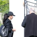 (Foto) Andreana Čekić stigla na pomen bratu Darka Lazića, nije bila na sahrani, prva se uputila ka crkvi i razgovarala sa…