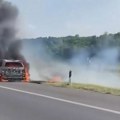 (Video) Drama na: Auo-putu kod niša! Buknuo veliki požar, automobil istopljen od buktinje